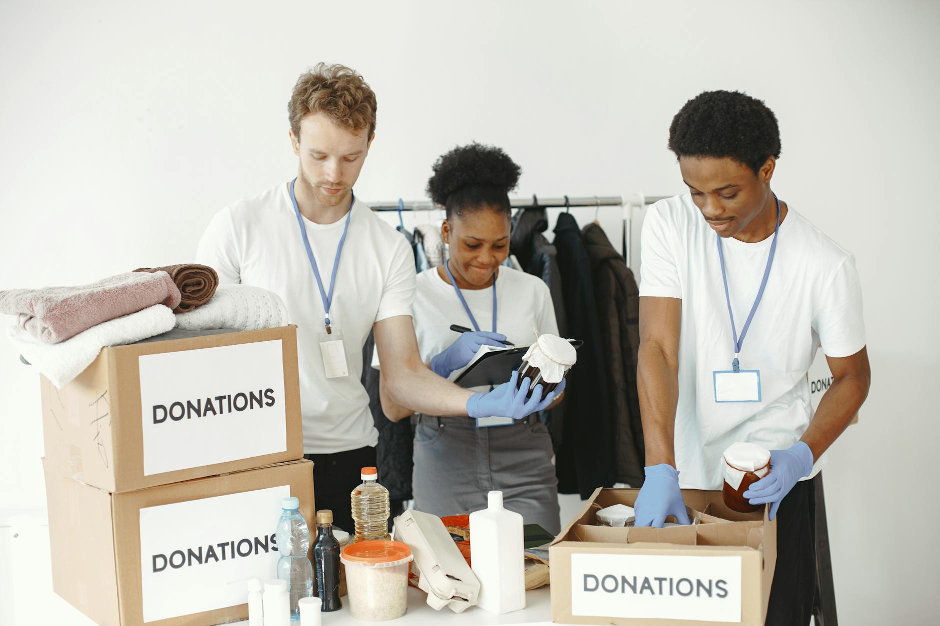 TWOJA SPRAWA volunteers organizing donations